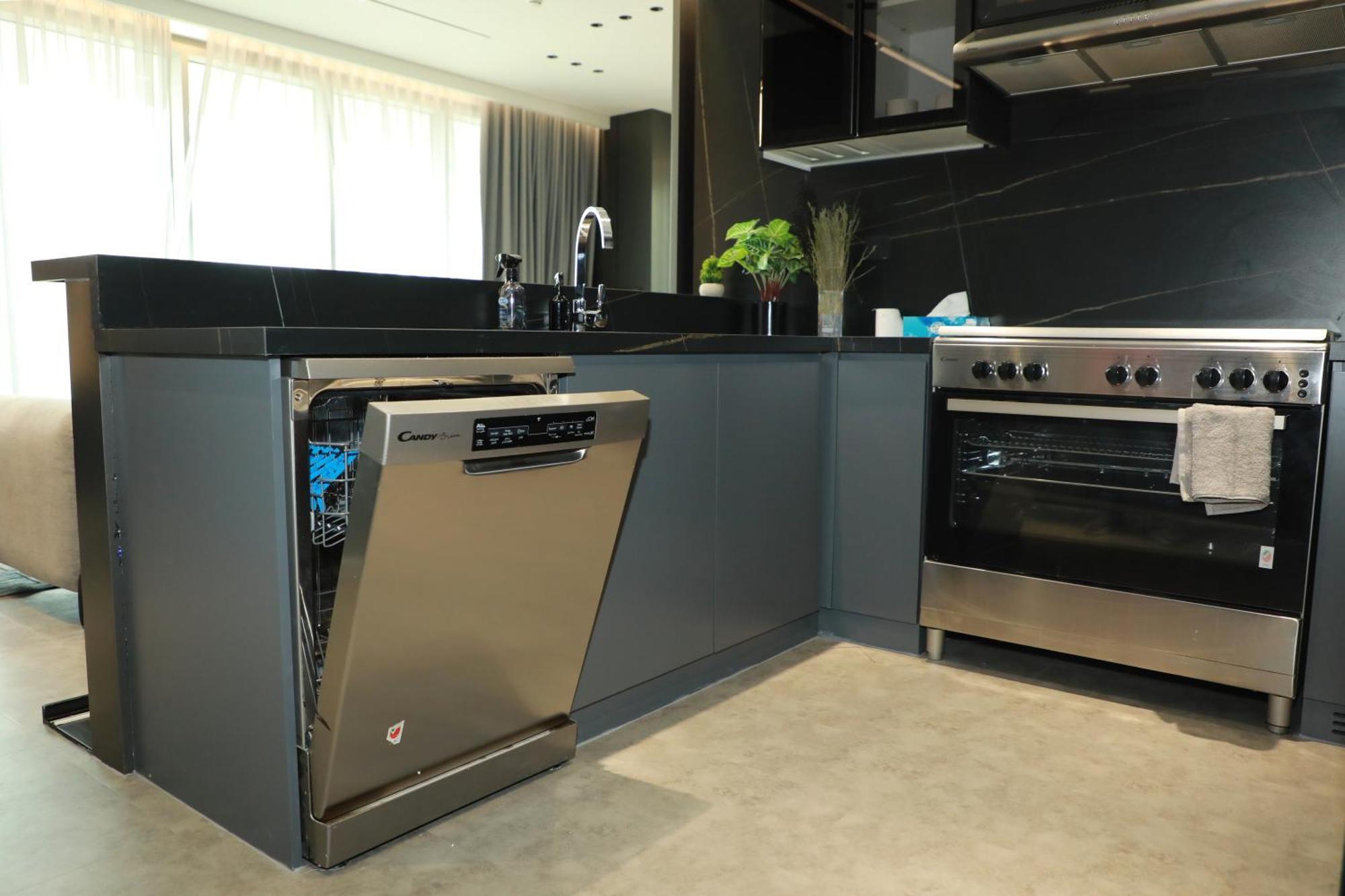 Apartment Luxury 2-bed Flat, Prime Location, Burj View & World Highest Running Track Dubai
