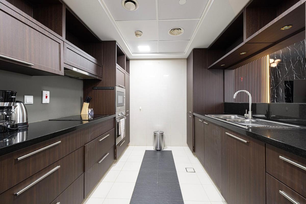 Beautiful 2 Bedroom Next To Opera I Burj View Apartment *