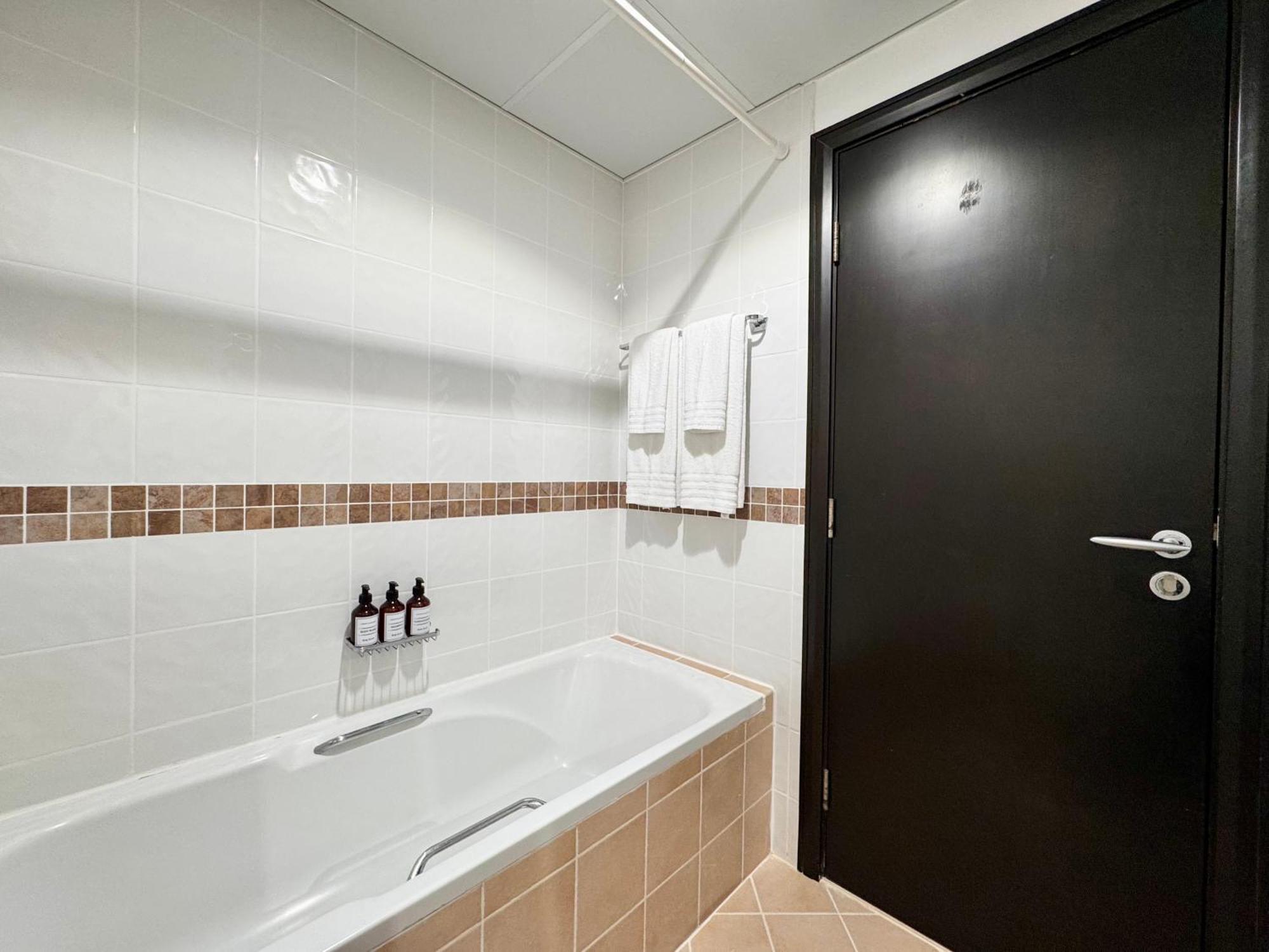 2 Bed In La Riviera Tower, Marina Near Metro And Mall, 12-min Walk To Jbr Beach! * Dubai