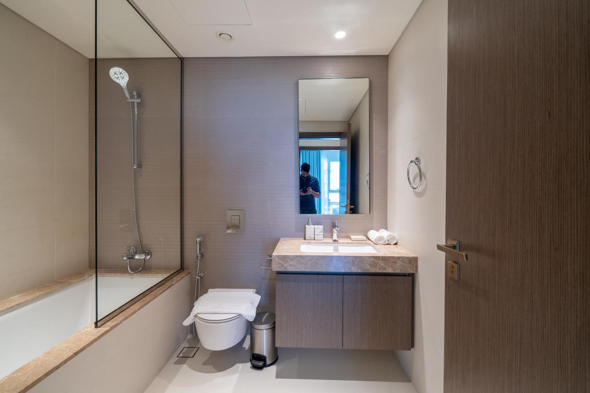 Homes & Beyond I Modern 2 Bedroom With Access Apartment