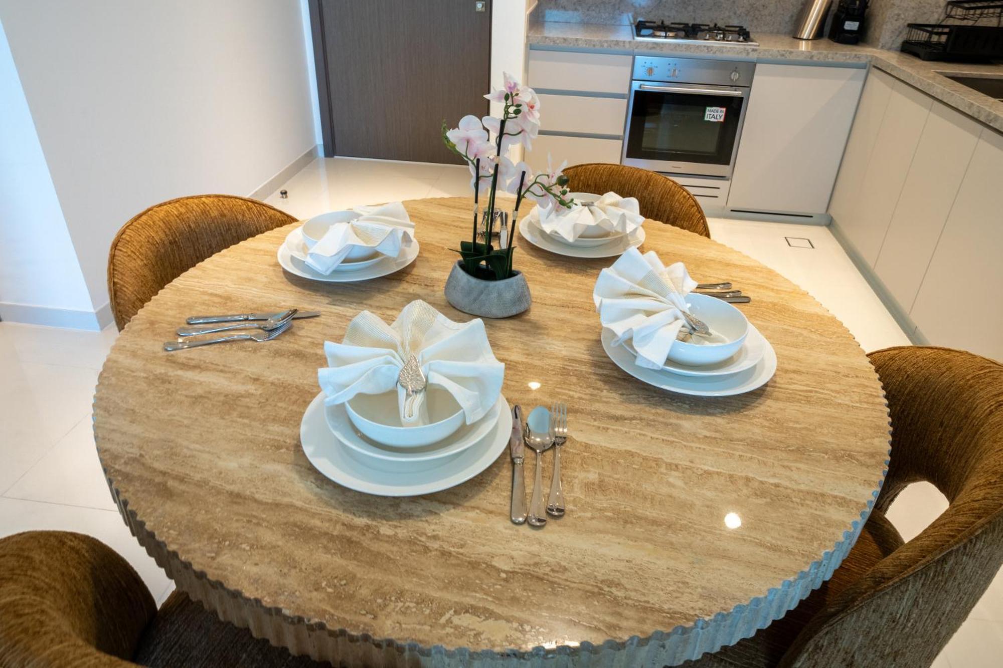 Homes & Beyond I Modern 2 Bedroom With Access *