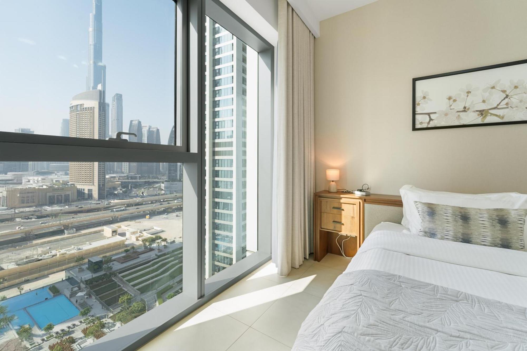 Amazing 2br Burj Khalifa View Steps Walk To Dubaimall *