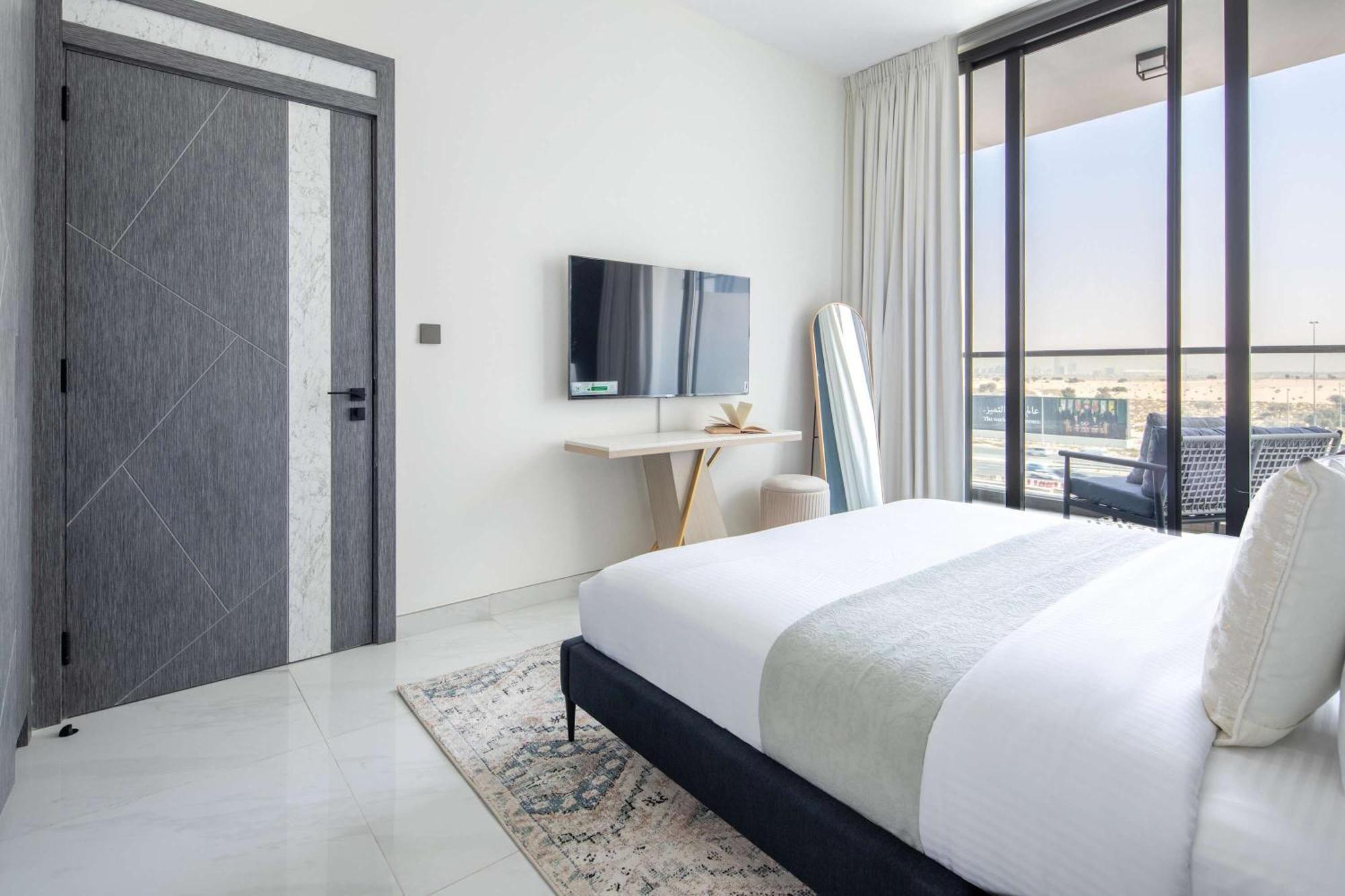 Frank Porter - Samana Park Views Apartment Dubai