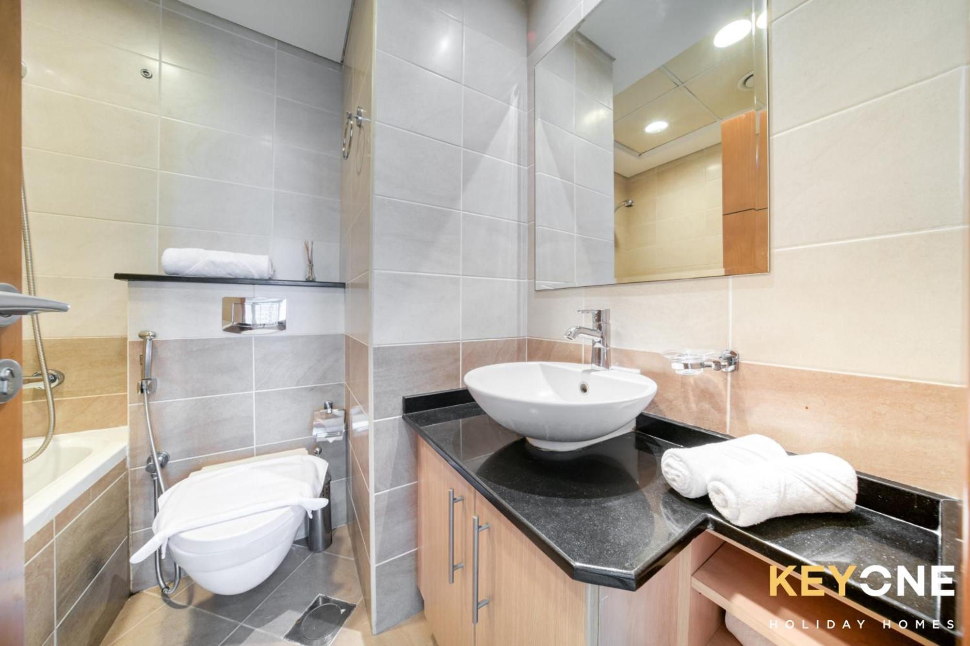 Apartment Captivating Sky & Sea Views In Two Bedroom *