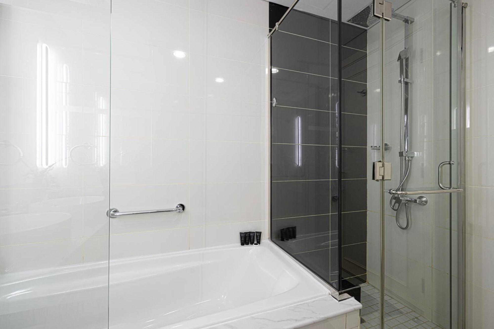 Upgraded 2 Bedroom In Damac Maison Mall Street Apartment *