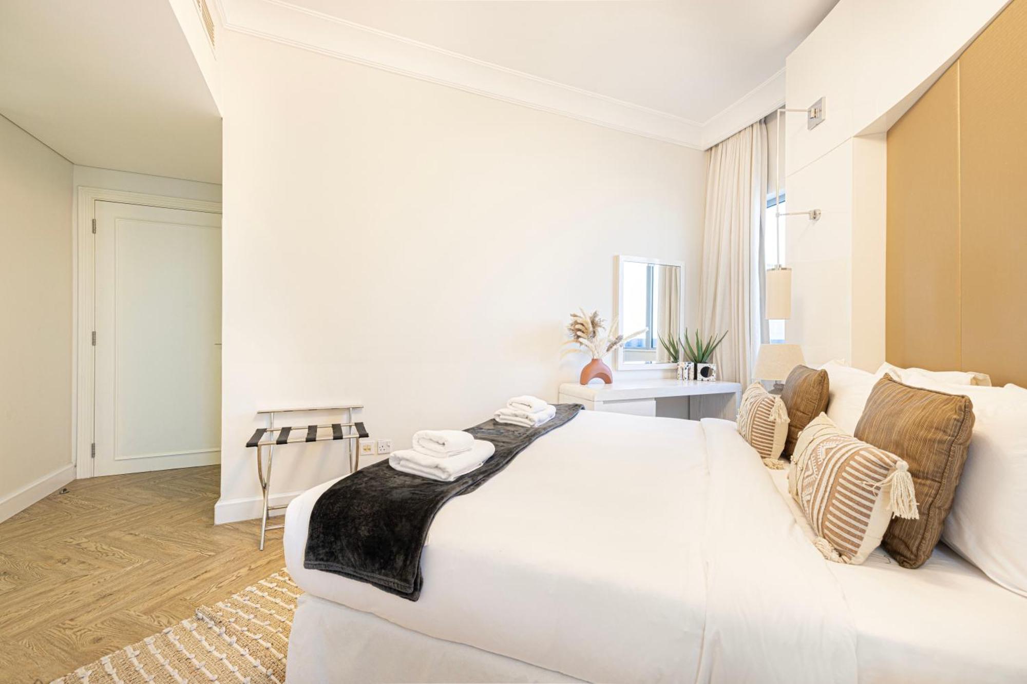 Upgraded 2 Bedroom In Damac Maison Mall Street Apartment