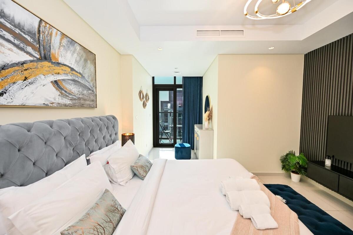 New 2 Bed Burj Khalifa View, 64th Floor Infinity Pool Apartment