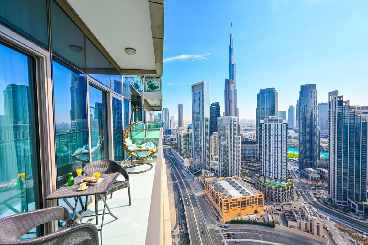 New 2 Bed Burj Khalifa View, 64th Floor Infinity Pool Apartment Dubai