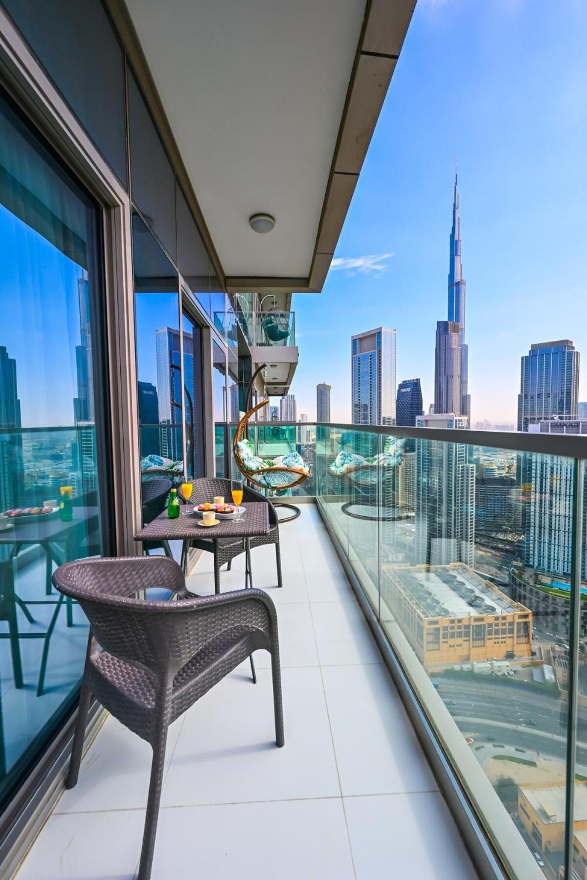 New 2 Bed Burj Khalifa View, 64th Floor Infinity Pool Apartment