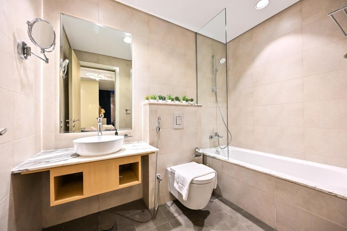 New 2 Bed Burj Khalifa View, 64th Floor Infinity Pool Apartment *