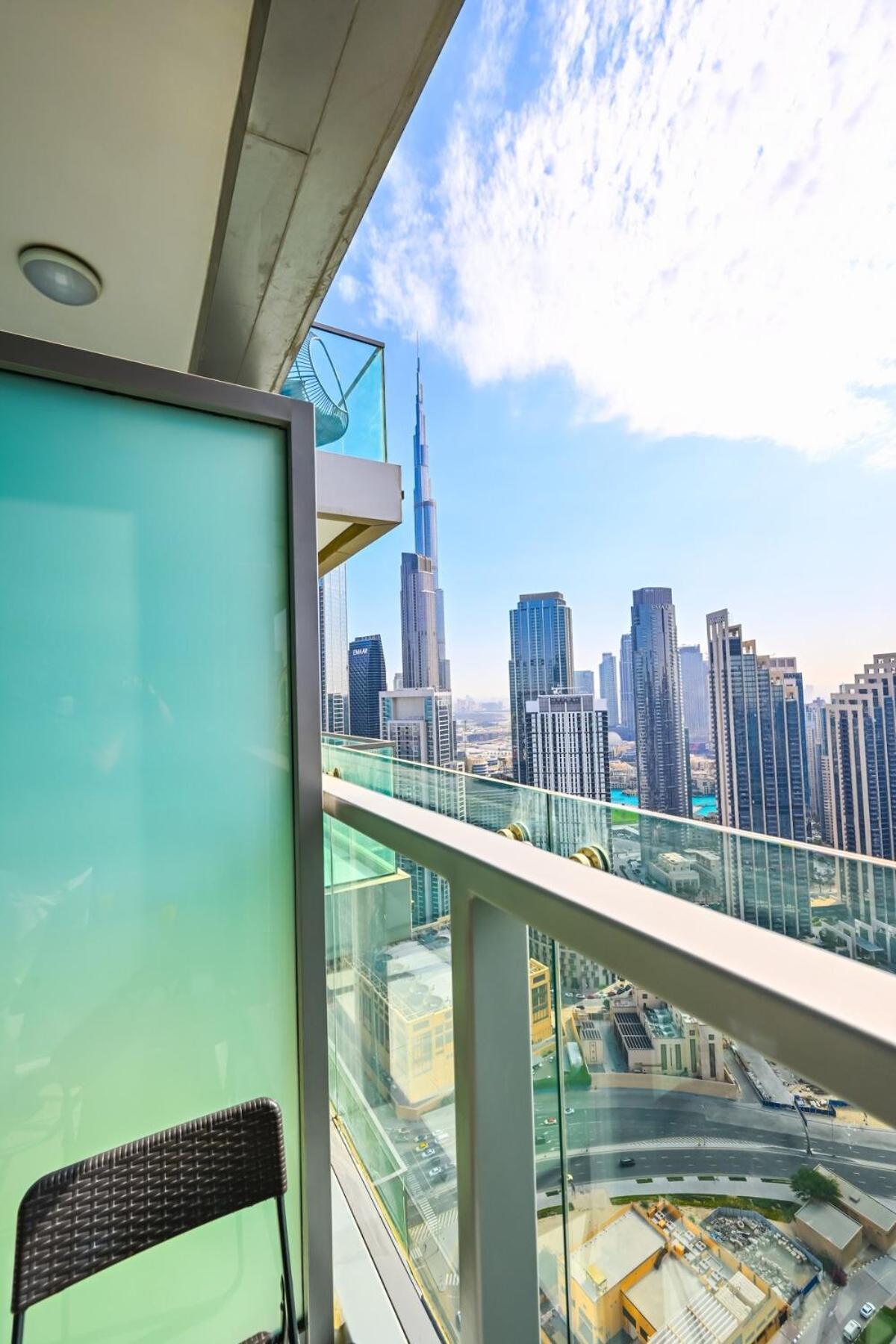 New 2 Bed Burj Khalifa View, 64th Floor Infinity Pool Apartment *