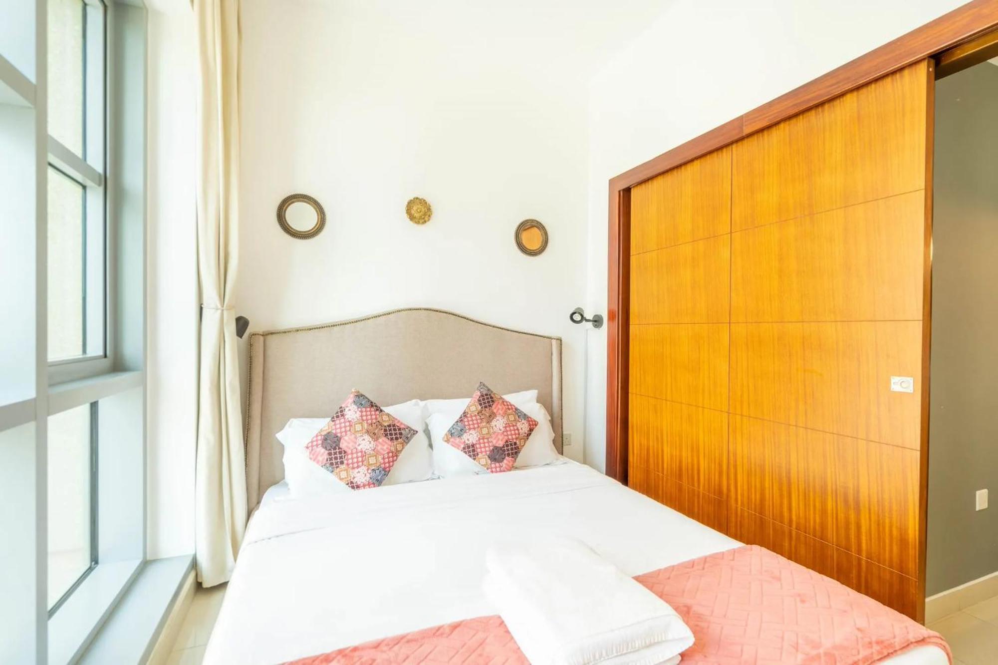 Luxury 1bed Steps Away From Burj Khalifa Apartment *