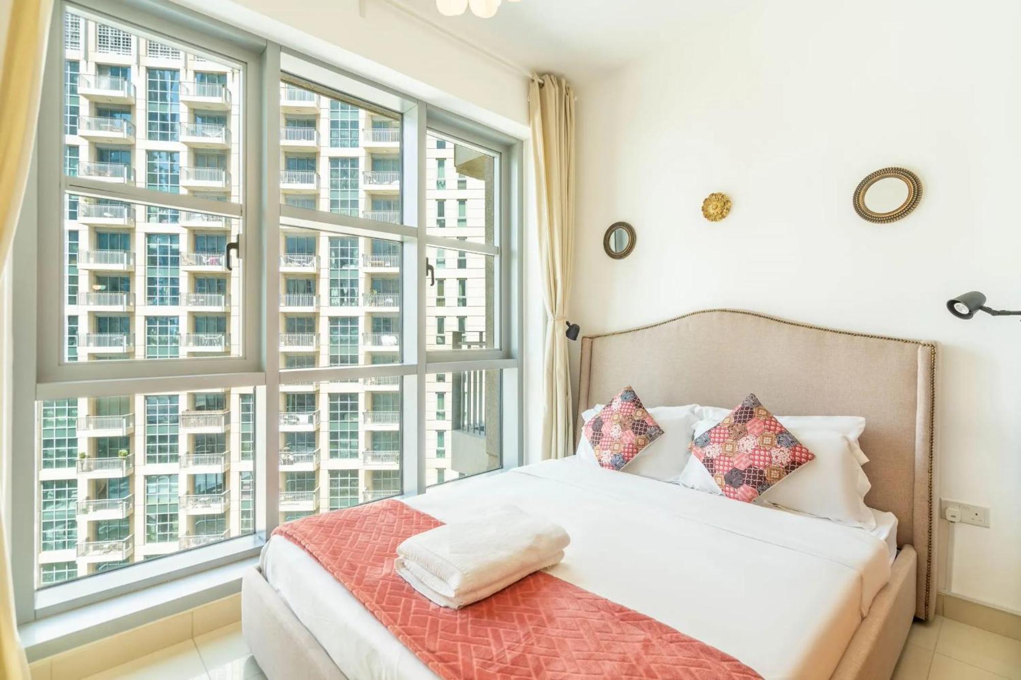 Apartment Luxury 1bed Steps Away From Burj Khalifa *