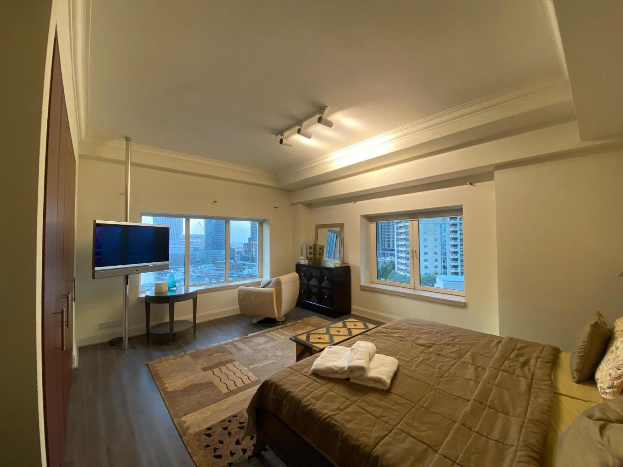 Exquisite 3 Bedroom With Marina View Apartment *