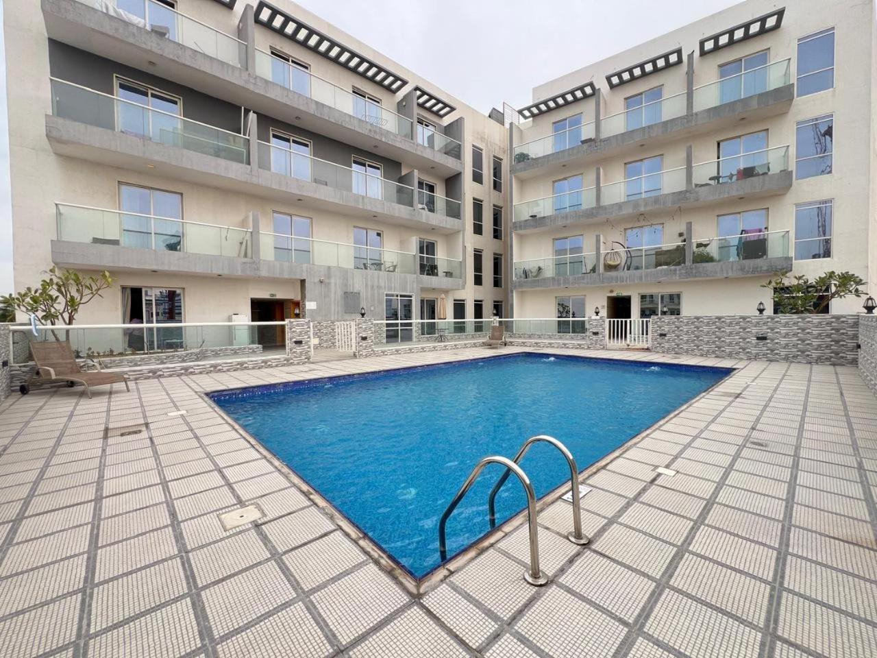 Apartment Vibrant Chic W Small Bed In Golden Wood Dubai