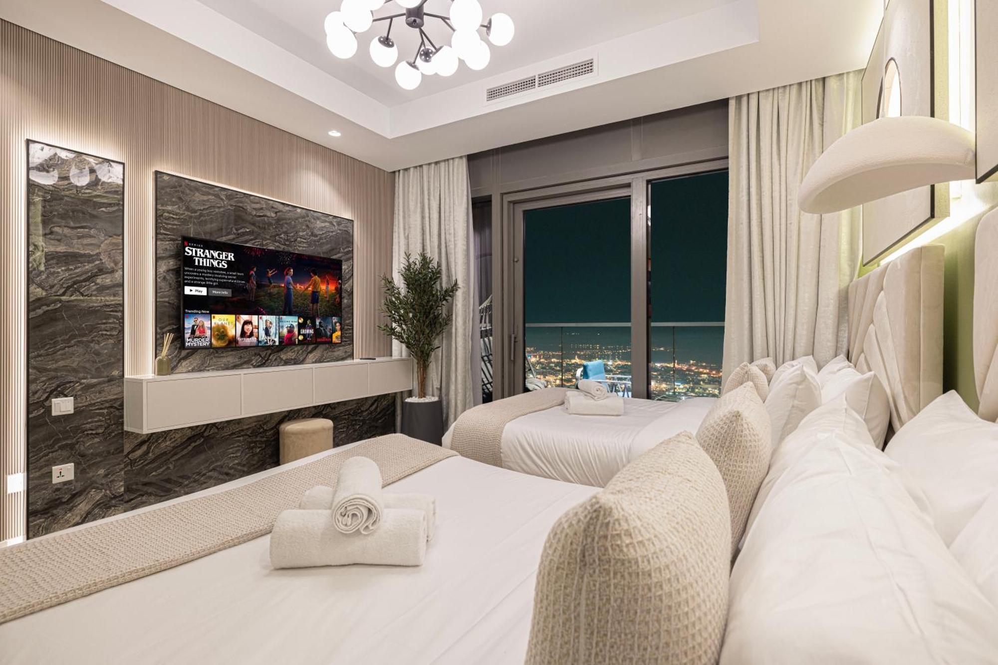 Scenic Infinity Pool With Burj Khalifa Views Apartment Dubai