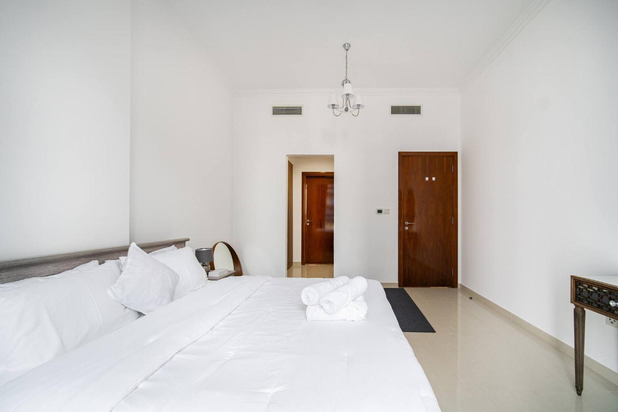Elegant Escapes - Homely 1b In Dunya Tower Apartment Dubai