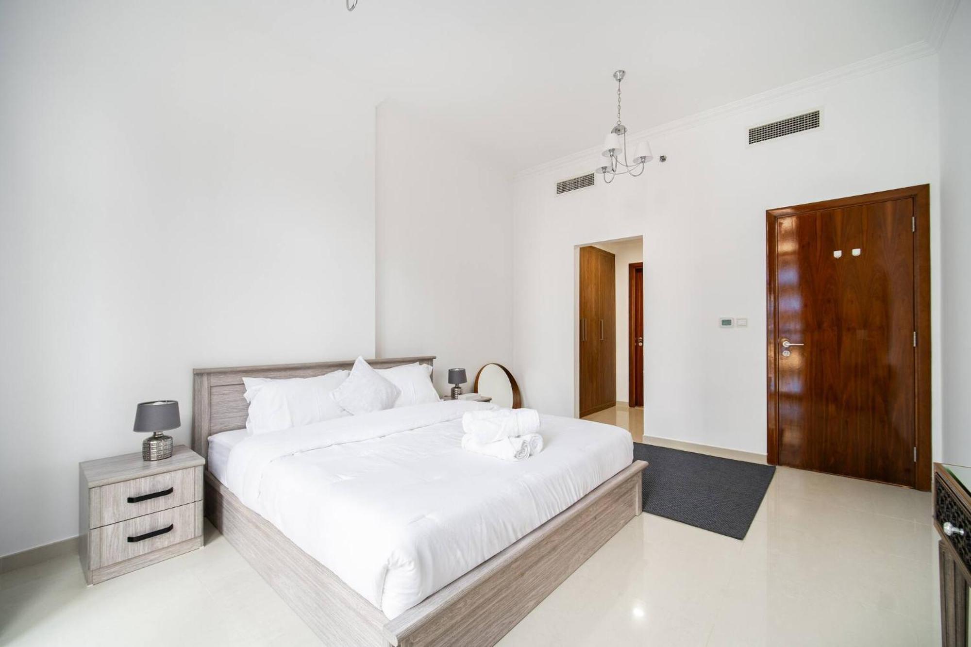 Apartment Elegant Escapes - Homely 1b In Dunya Tower Dubai