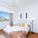 Bnbmehomes - Sit Back & Enjoy Seeing The Luxury Yachts Drive By - B67