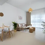 Waves Holiday Home - Chic Apartment With Dubai Skyline Views