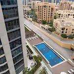 Waves Holiday Home - Chic Apartment With Dubai Skyline Views