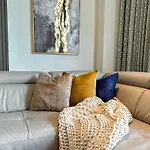 Higuests - Charming Retreat In Citywalk With Balcony And Pool