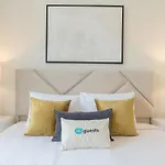 Higuests - Charming Retreat In Citywalk With Balcony And Pool