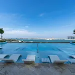 Vogue Beachfront - Palm Views & Private Beach