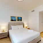 Meera Tower - Sleek One Bedroom