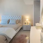 Downtown Dubai, Luxury 2 Bed 2 Bath Apartment - Pool, Gym, Aircon, Parking - Views Of The Dubai Fountain & Burj Khalifa
