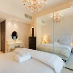 Downtown Dubai, Luxury 2 Bed 2 Bath Apartment - Pool, Gym, Aircon, Parking - Views Of The Dubai Fountain & Burj Khalifa