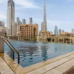 Waves Holiday Home - Chic Apartment With Dubai Skyline Views