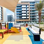 Bright & Airy Studio With Balcony In Azizi Riviera