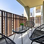 Exquisite 1Bdr Apartment In Creek With Pool View