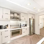 Luxe 4 Bedroom Apartment I Burj Khalifa & Fountain Views I Free Gym, Pool, Parking, Wi-Fi And Ps5 I By Skyline Serenity