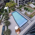 Bright And Chic 2-Bedrooms In Downtown Near Burj Khalifa And Dubai Mall!