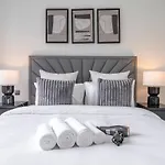 Gorgeous 2-Bedroom In Downtown Dubai, Near Burj Khalifa!