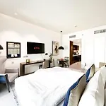 Unparalleled Splendor - Luxe Studio In Business Bay