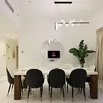 Livbnb - Spacious 3B With Tranquil Community View