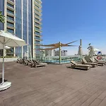Elegant Getaway 2-Bedroom Apartment In Creek Harbour