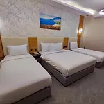 Gold Sky Avenue Hotel
