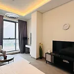 Upscale Studio Apartment Business Bay With Balcony And Free Parking By Belvilla