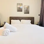 Upscale Studio Apartment Business Bay With Balcony And Free Parking By Belvilla