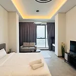 Upscale Studio Apartment Business Bay With Balcony And Free Parking By Belvilla