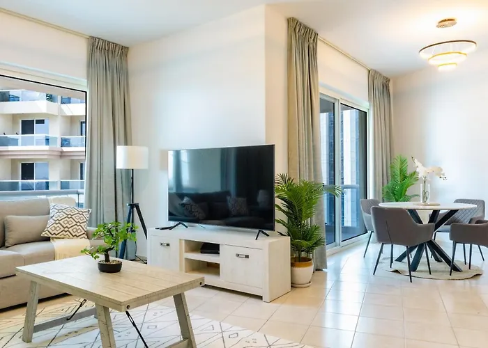 Stunning 2 Bedroom Overlooking Lake