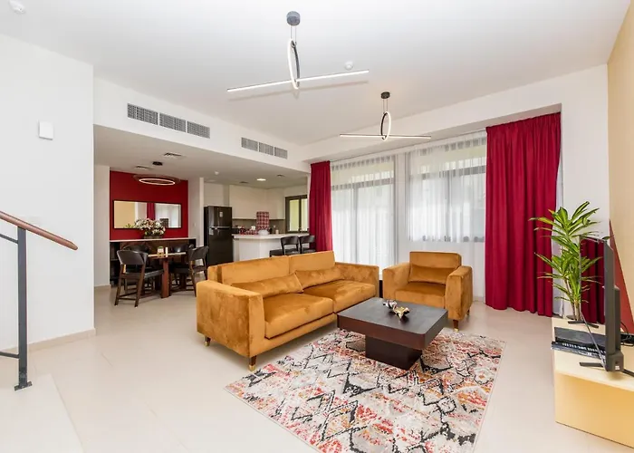 Stunning 4 Bedroom Townhouse In Townsquare