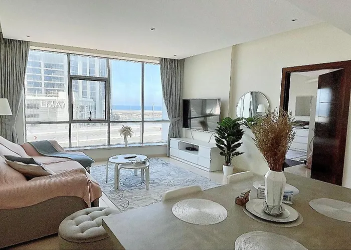 Bright & Cozy 1 Bedroom Canal View Apartment In Dubai Marina