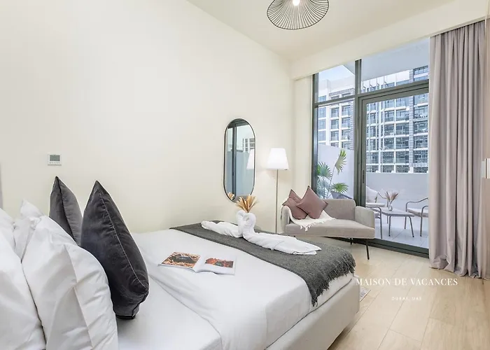 Large Balcony Studio 10 Minutes From Dubai Mall