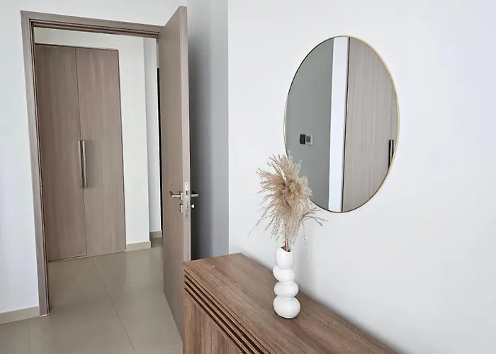 Mh - Act Tower - Downtown -2Bhk- Ref4003