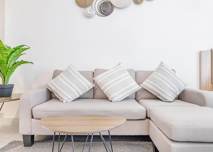Modern Bright Home In Business Bay